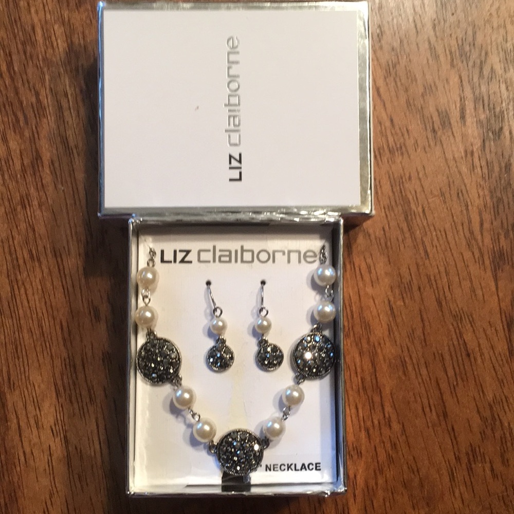 ❄️ Liz Claiborne necklace and earrings